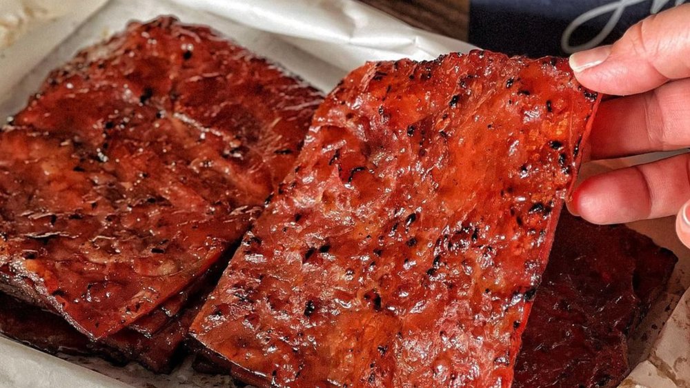 Try a bakkwa while in Singapore. Credits to @rontreechan