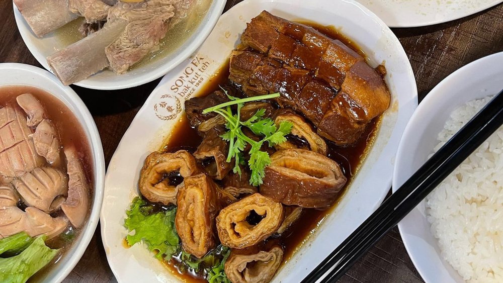 Experience a heartwarming meal with the umami broth of a bak kut teh. Credits to @nununengi 