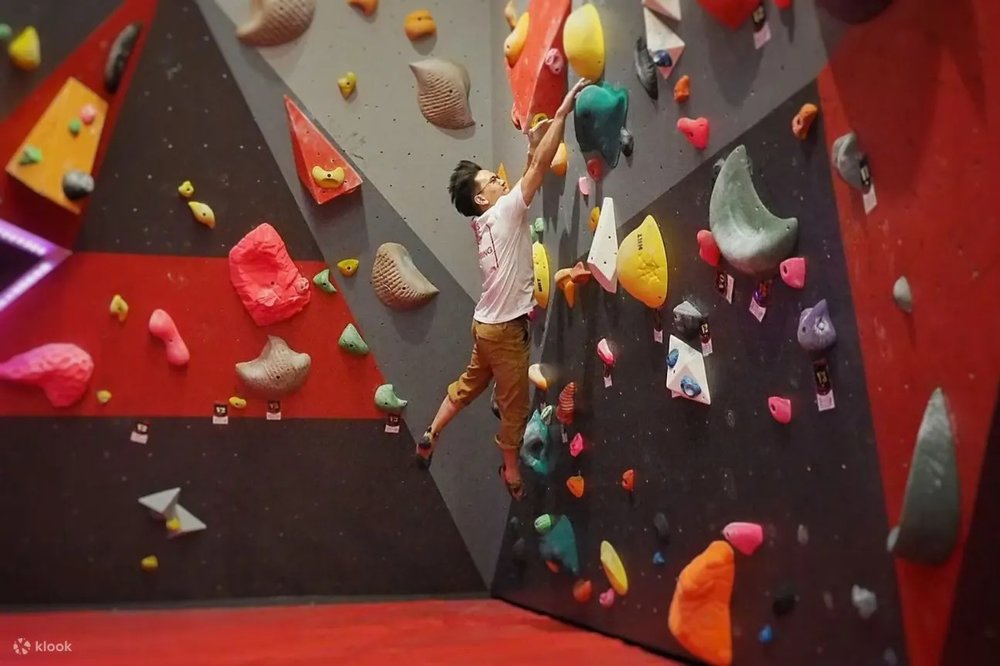 ผู้ชายปีนหน้าผาที่ Gravity Lab