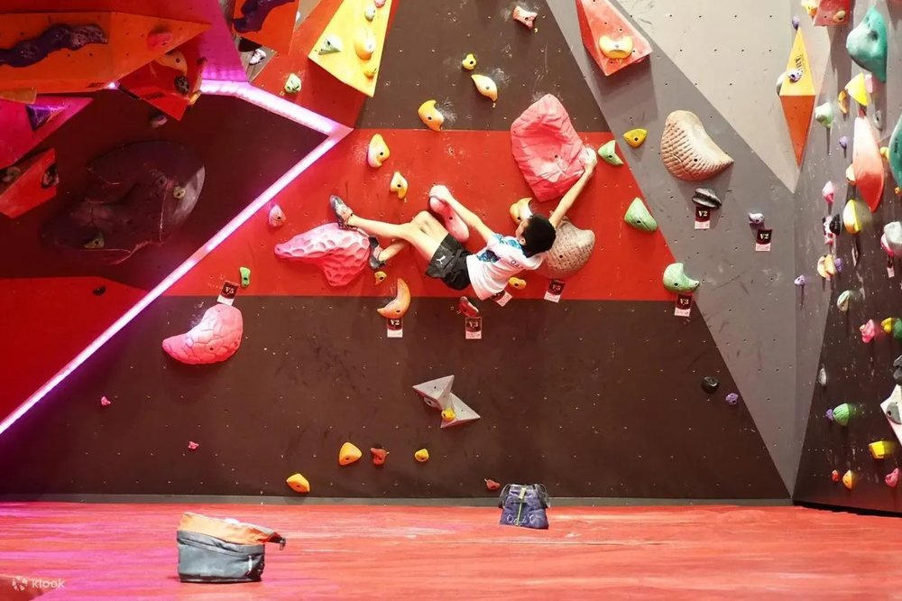 ผู้ชายปีนหน้าผาที่ Gravity Lab