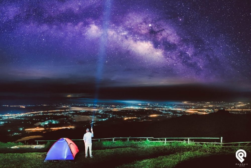บรรยากาศตอนกลางคืน ที่มองเห็นดาวบนดิน | รูปภาพจาก www.sanook.com