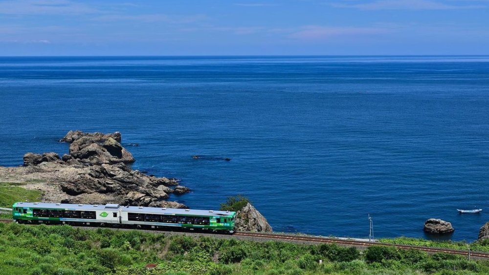 The perks of travelling in Japan via rail? Views like this! Credit: @mukiseki7 on Instagram