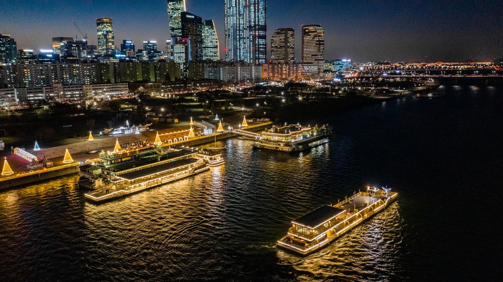 Cruises on Han River at night