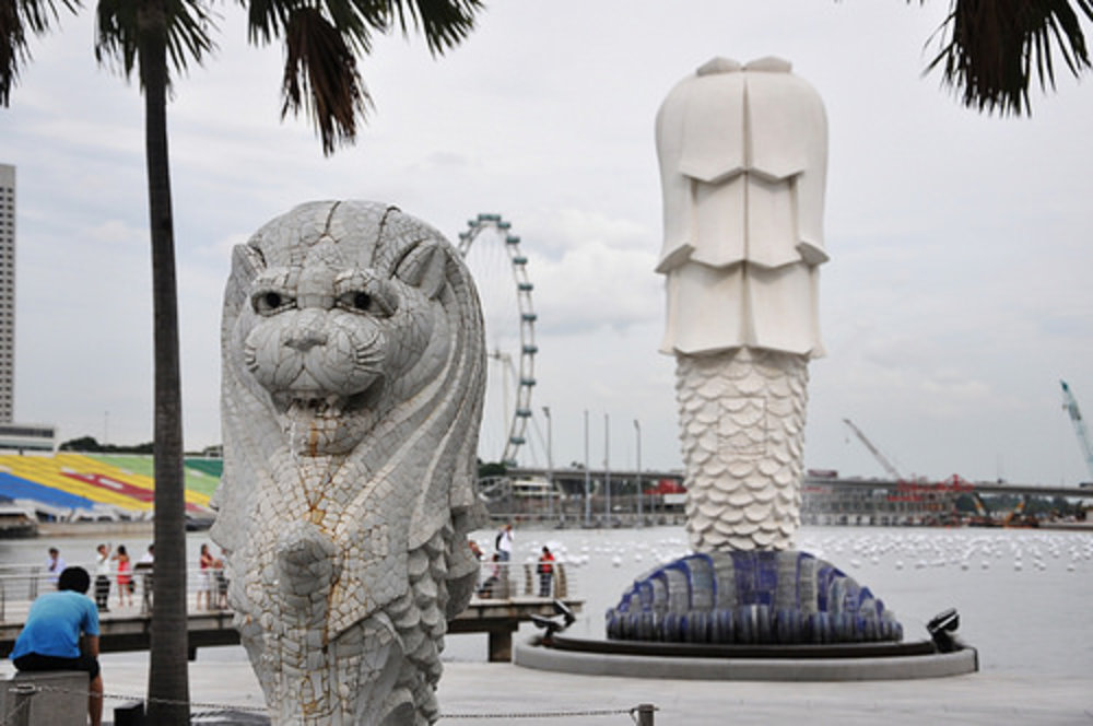 เมอร์ไลออนตัวเล็ก ตั้งอยู่ที่ One Fullerton ตรง Merlion Park อ่าวมาริน่าเบย์