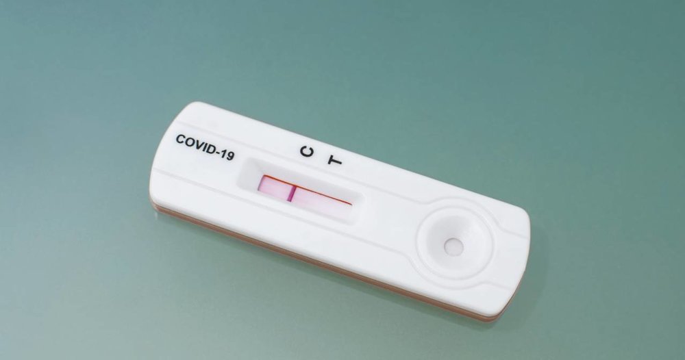 แสดงผลการตรวจหาเชื้อไวรัสโคโรน่า Rapid Antigen Test (RAT) หรือ RT-PCR ที่เป็นลบ