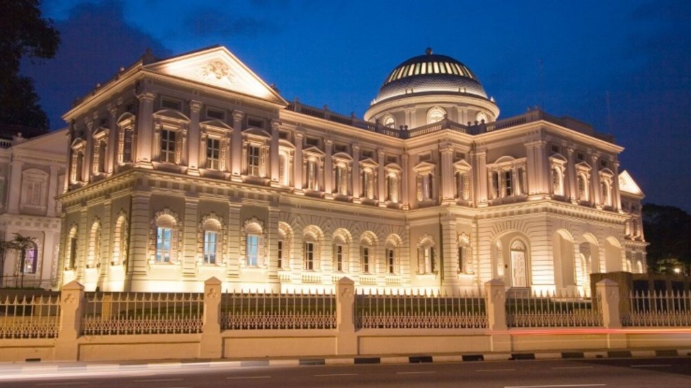 ความสวยงามของอาคารทรงโดมดั้งเดิมแบบสไตล์นีโอคลาสสิก ที่เปิดไฟในยามค่ำคืน 