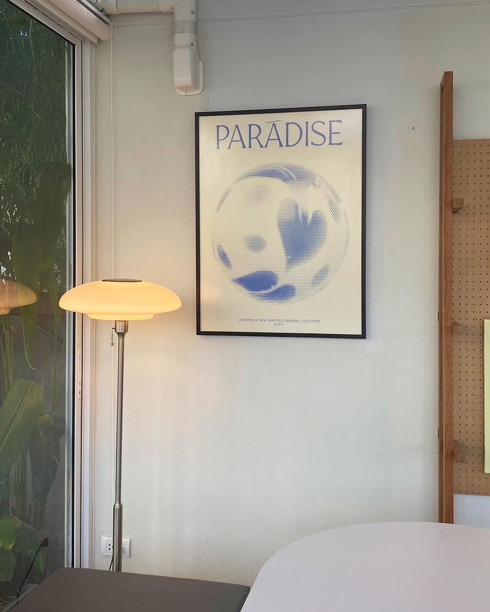 ถ่ายรูปกับเฟอร์นิเจอร์สุดชิค สไตล์มิ นิ มอ ล ที่ร้าน Flat Cafe | รูปภาพจาก facebook Flat Cafe