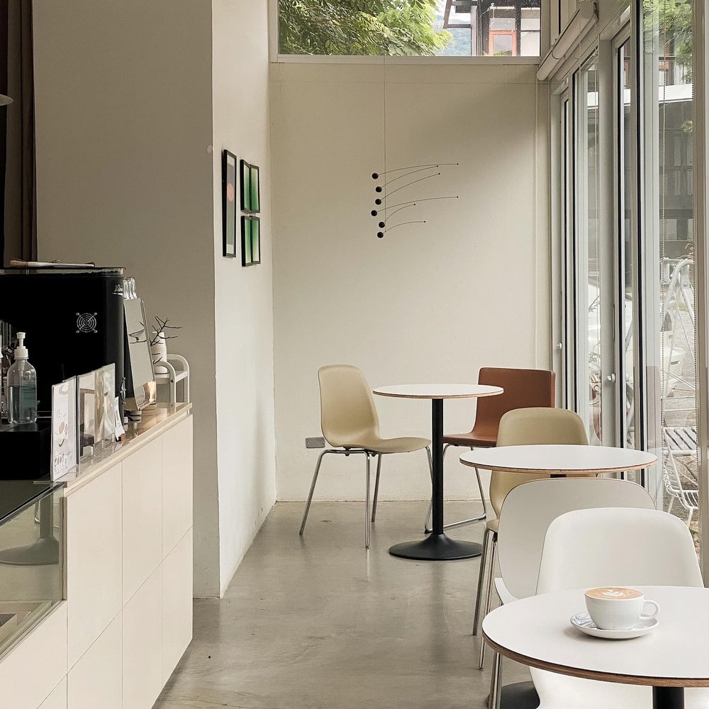 เฟอร์นิเจอร์วินเทจสุดเก๋ ด้านในร้าน Flat Cafe | รูปภาพจาก facebook Flat Cafe