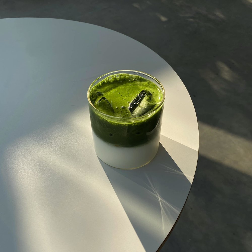 Matcha Piccolo Latte | รูปภาพจาก facebook Flat Cafe