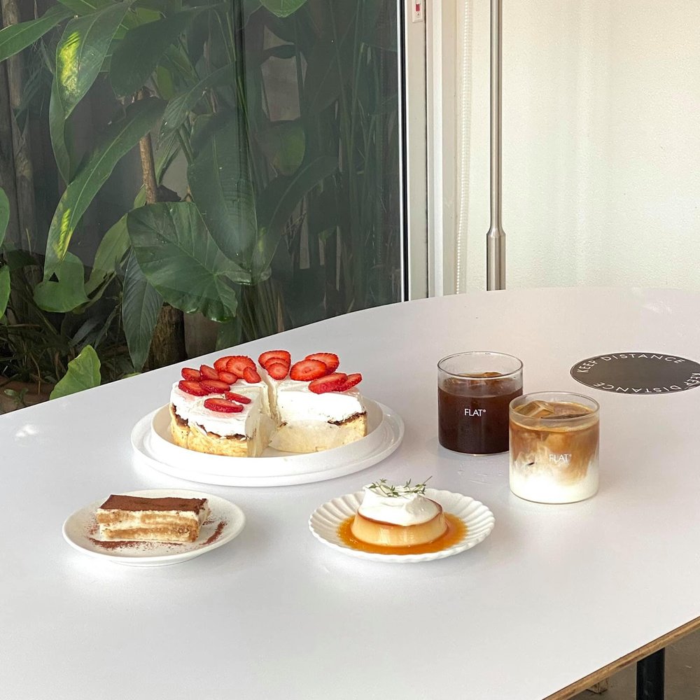 เบเกอรี่โฮมเมดมิ นิ มอ ล แบบน่ารักสุดๆ ของ Flat Cafe | รูปภาพจาก facebook Flat Cafe