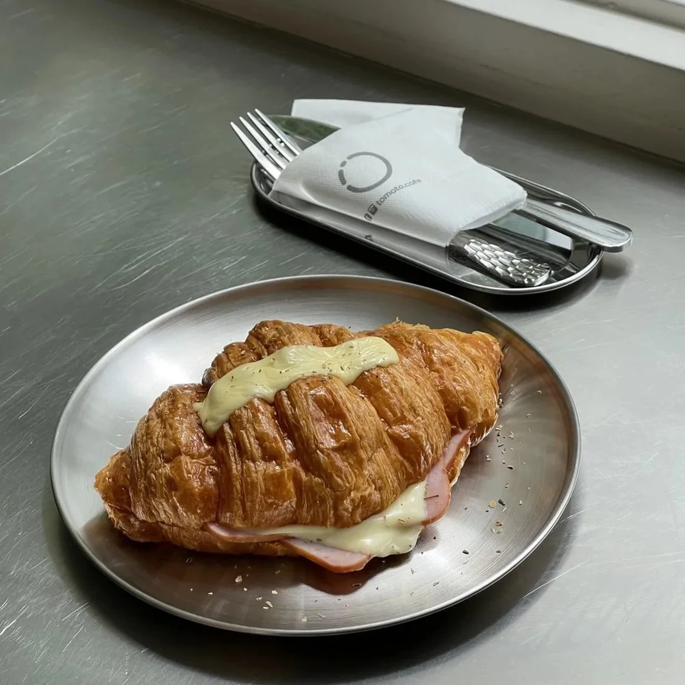 Superme Ham Cheese Croissant | รูปภาพจาก facebook TOMATO.cafe.cnx