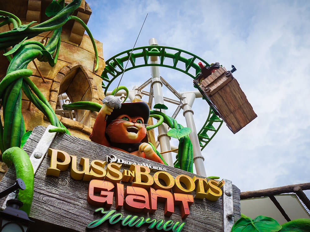 ใกล้ ๆ กับเครื่องเล่น Shrek 4-D Adventure ยังมีเครื่องเล่นเปิดใหม่ Puss In Boots' Giant Journey ด้วย !