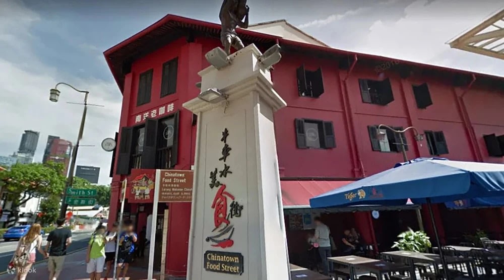 พบกับไกด์และกลุ่มทัวร์ของคุณที่รูปปั้น Chinatown Food Trail