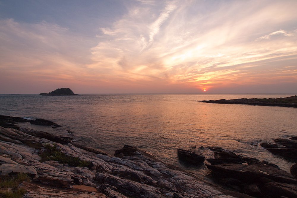 นั่งริมทะเลและชมวิวทะเลตอนพระอาทิตย์ตกดิน!