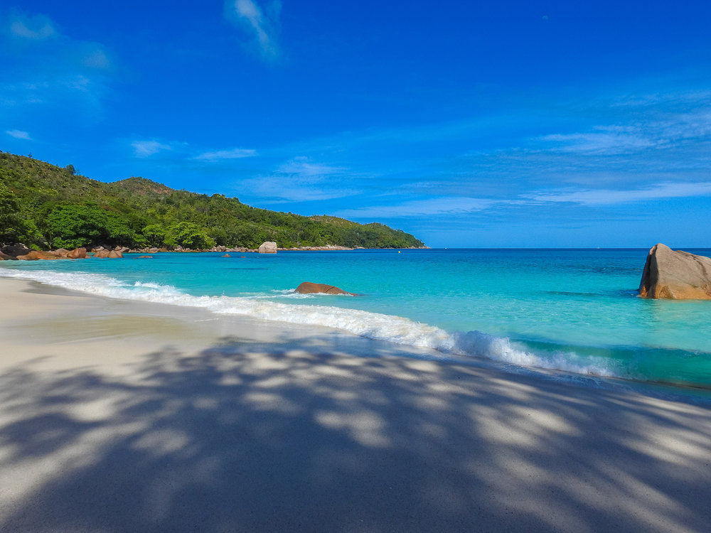 หาดทรายแก้ว ที่เต็มไปด้วยหาดทรายขาว และน้ำใส | รูปภาพจาก Trip.com