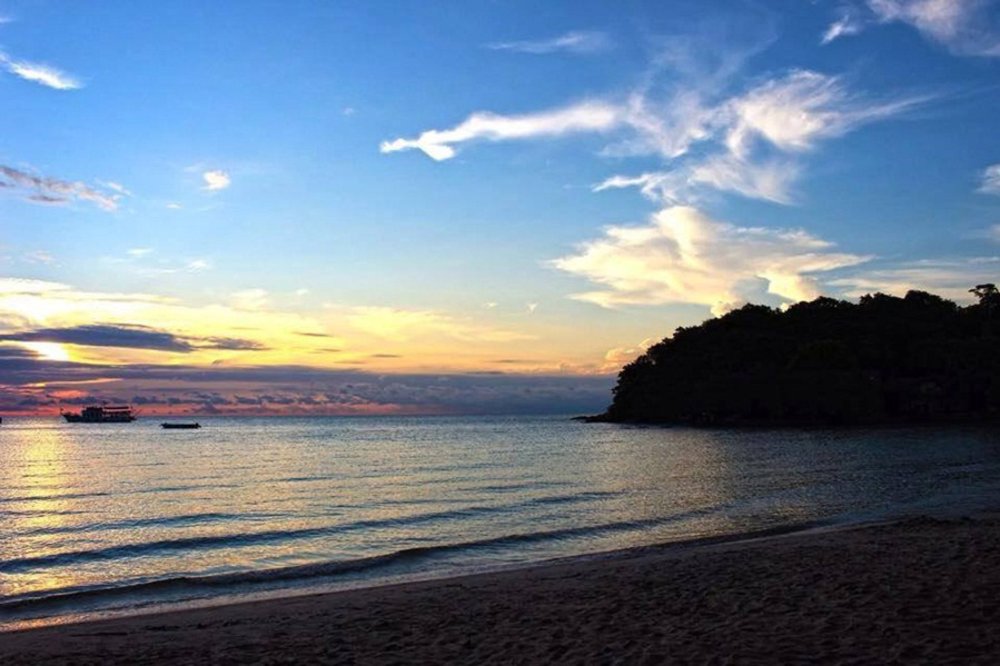 นอนฟังเสียงคลื่นบนอ่าววงเดือน รวมที่พักเกาะเสม็ด