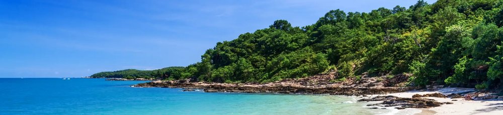 นอนฟังเสียงคลื่นบนอ่าววงเดือน หาดที่เงียบสงบเหมาะกับการมาพักผ่อน