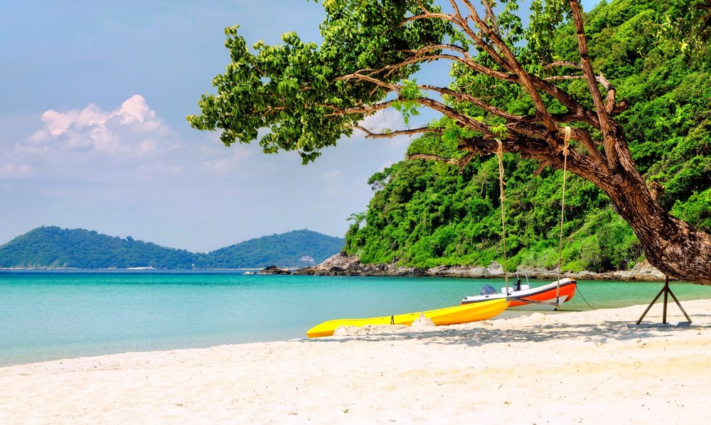 นอนฟังเสียงคลื่นบนอ่าวพร้าว ตำบลเพ อำเภอเมืองระยอง จังหวัดระยอง