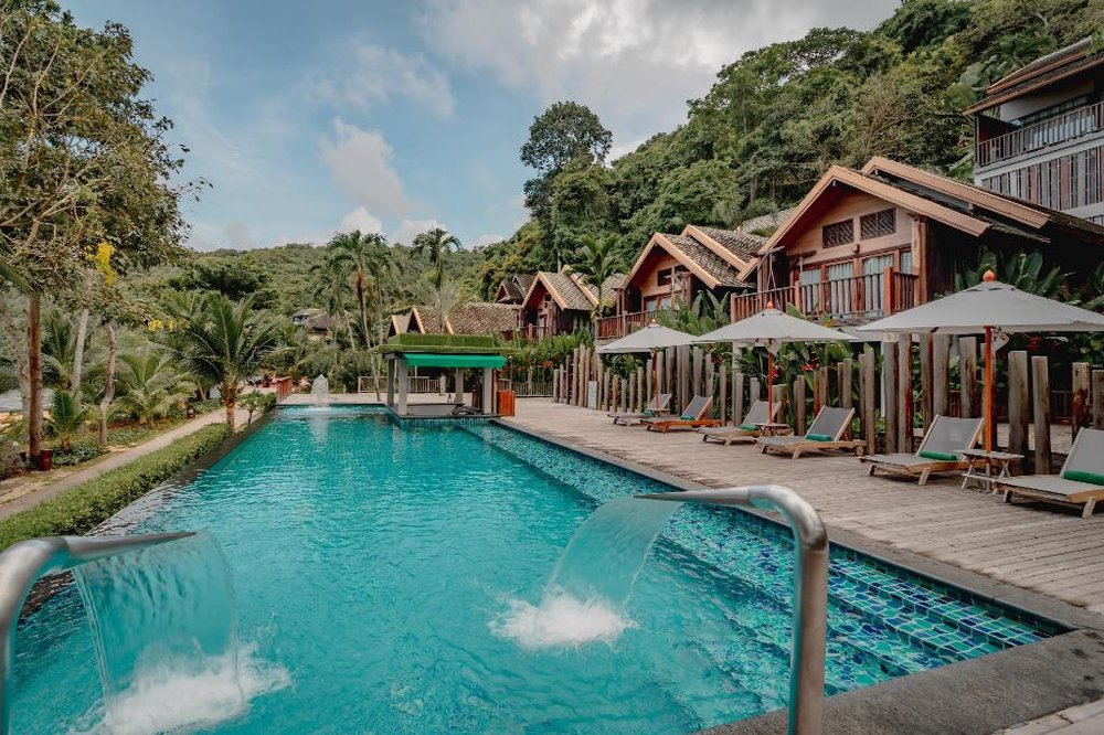 นอนฟังเสียงคลื่นที่อ่าวพร้าวรีสอร์ท