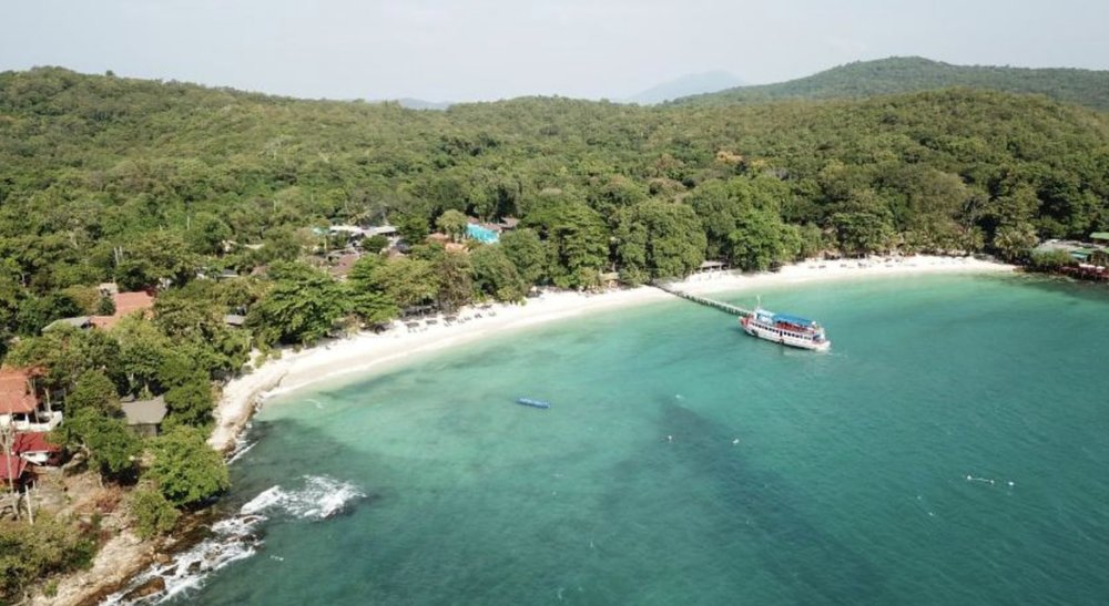 นอนฟังเสียงคลื่นบนอ่าวช่อ ตำบลเพ อำเภอเมืองระยอง จังหวัดระยอง