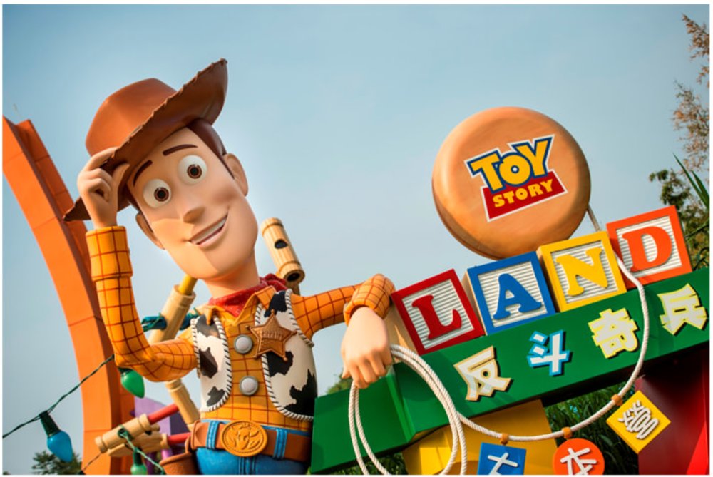 ภาพบรรยากาศ Toy Story Land จาก: https://www.hongkongfanclub.com