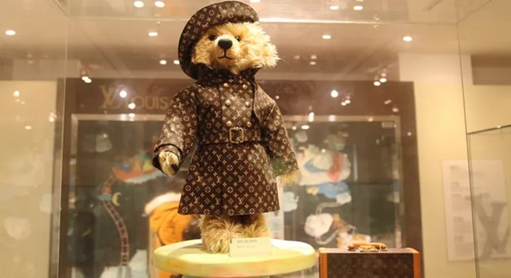 ตุ๊กตาหมีที่ตั้งอยู่ในพิพิธภัณฑ์แห่งนี้ ล้วนสื่อสารเหตุการณ์ทางประวัติศาสตร์ที่ยิ่งใหญ่และสำคัญทั้งสิ้น