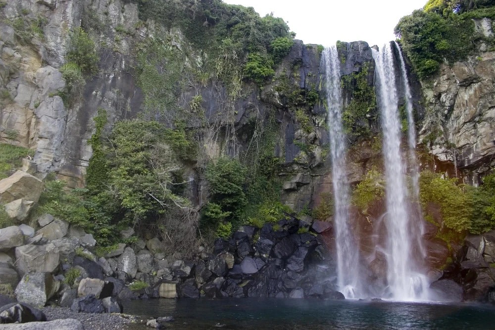 น้ำตกจองบัง (Jeongbang Waterfalls) น้ำตกที่สูง 23 เมตร