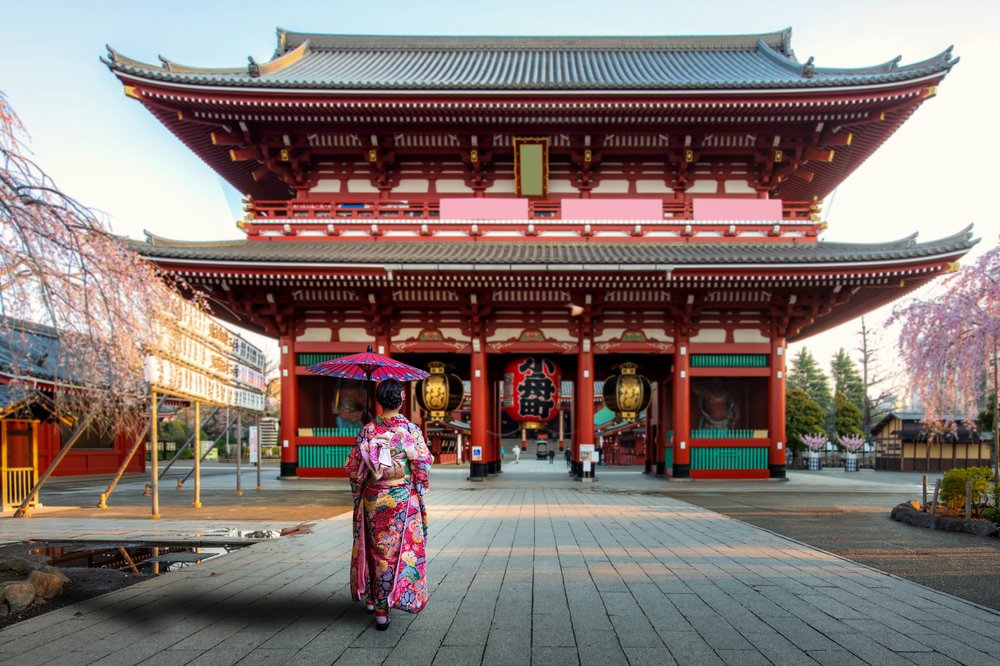 lady in kimono facing the shrine