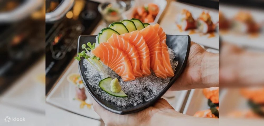 แซลมอนซาชิมิสด ๆ ลายสวยที่ร้าน Shibuya Shabu