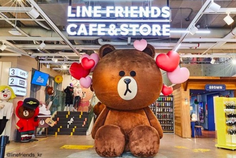 Line Friends Cafe & Strore หมีบราวน์เรียกแขกอยู่ที่หน้าร้าน