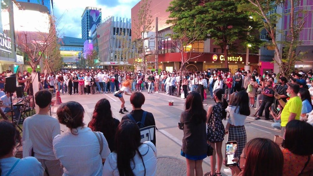 ขอบคุณรูปภาพจาก Pinterest | Walking street, Bangkok, Siam