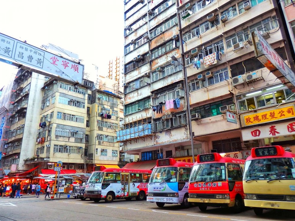 香港交通　街並みと路面バス