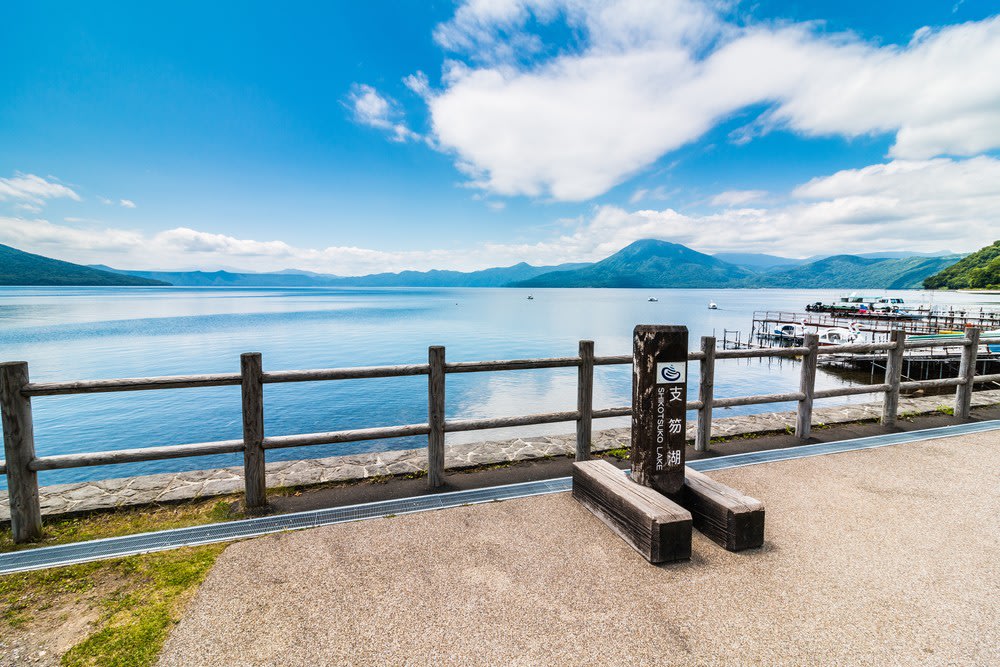 เดินเล่นชมวิวที่ทะเลสาบชิโกทสึของญี่ปุ่น หนึ่งในที่เที่ยวญี่ปุ่นที่มีความสวยงาม | www.fun-japan.jp