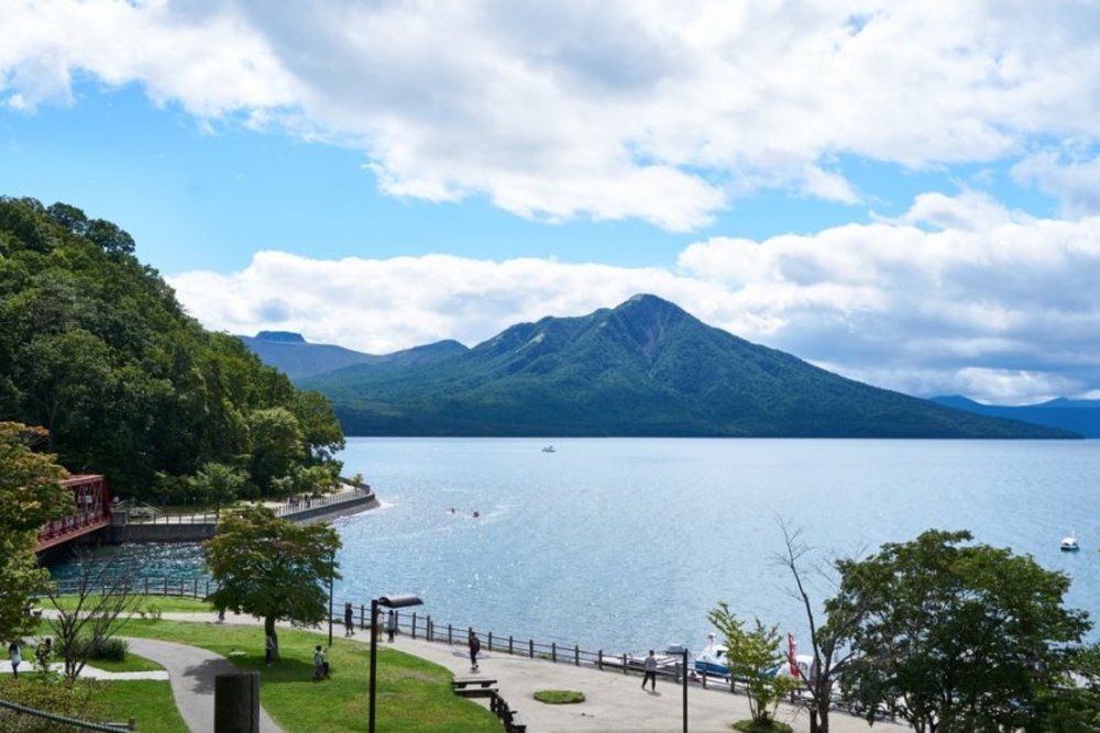 เดินเล่นชมวิวที่ทะเลสาบชิโกทสึ มีความเป็นส่วนตัวสุดๆ | th.japantravel.com