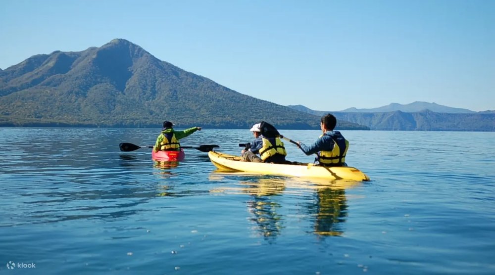 พายเรือคายักแบบส่วนตัวชมวิวที่ทะเลสาบชิโกทสึ ได้พายเรือแล้วยังได้ชมวิวที่สวยงามไปด้วย