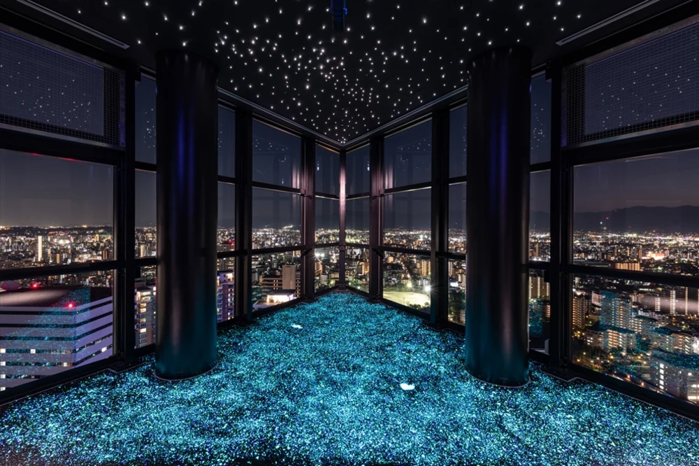 配合地板上如星星般閃耀的夜光石，令醉人的福岡夜景加倍迷人。