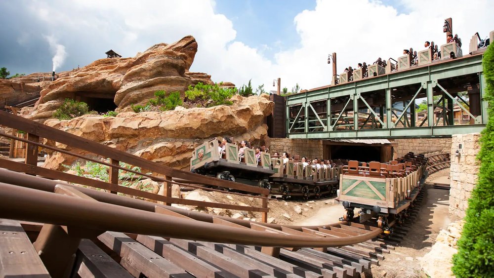 ที่เที่ยวฮ่องกง เครื่องเล่น Big Grizzly Mountain ดิสนีย์แลนด์ฮ่องกง | รูปภาพจาก www.hongkongdisneyland.com