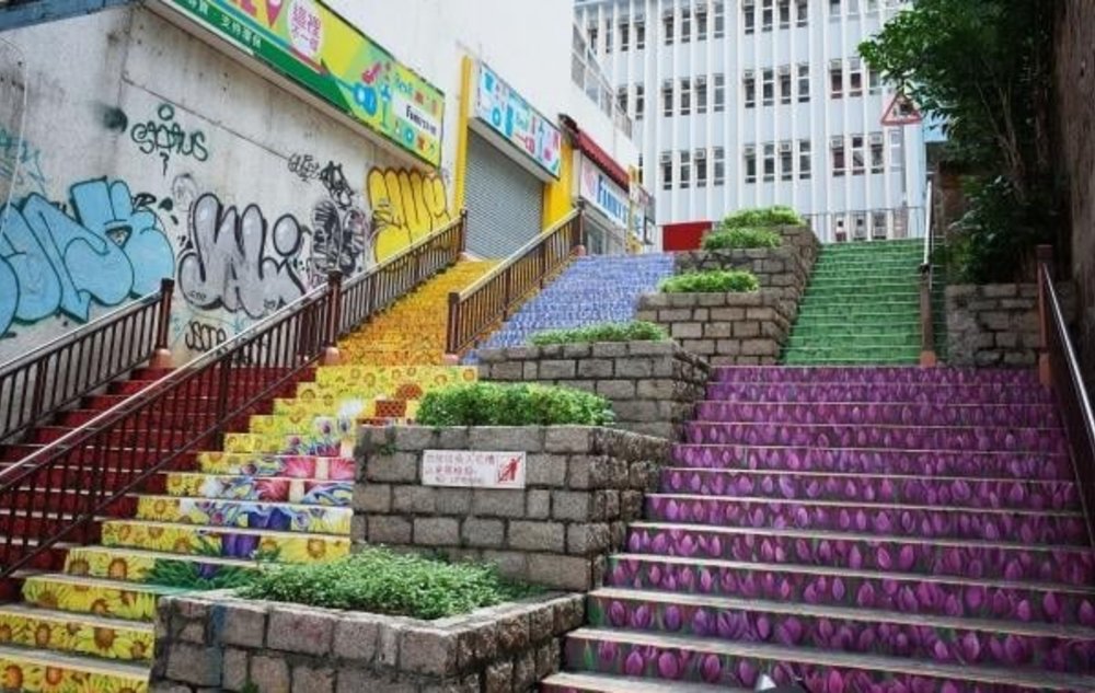 บันไดดอกไม้ ที่ Public Square Street | รูปภาพจาก she.com