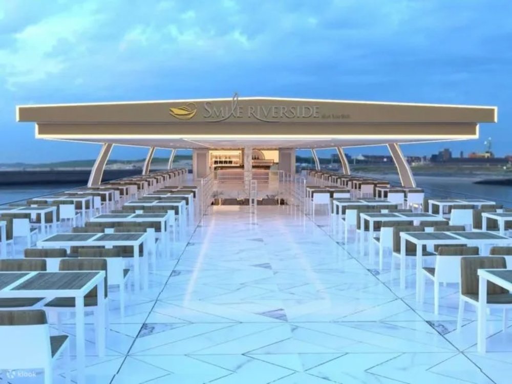 ภาพชั้นบนเรือเปิดของโล่งของ SMILE RIVERSIDE