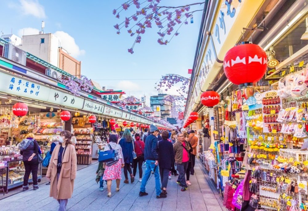 เดินเที่ยวซื้อของจากร้านค้าบริเวณรอบๆ