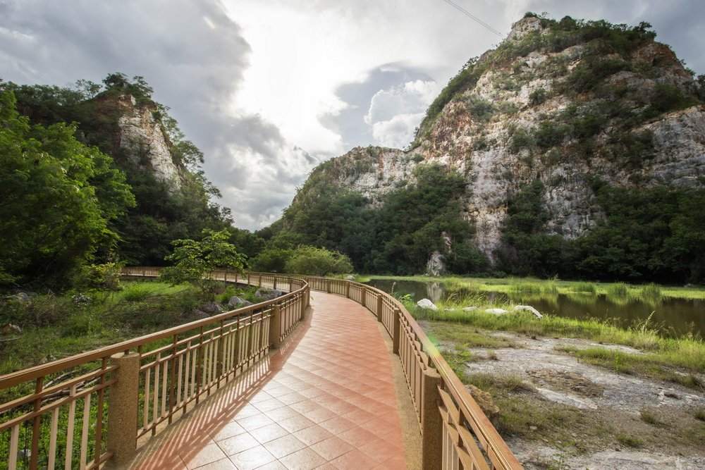 ขอบคุณรูปภาพจาก เที่ยวราชบุรี l ไปพักผ่อนหย่อนใจในวันหยุด แบบวันเดียวเที่ยวได้ ชิลมาก ขับรถไม่ไกล 