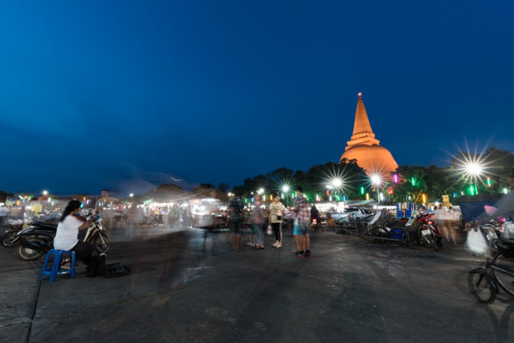 ขอบคุณรูปภาพจาก Bearduck l ตลาดกลางคืนใกล้องค์พระปฐม ร้านอาหารมากมายภายในวัด 