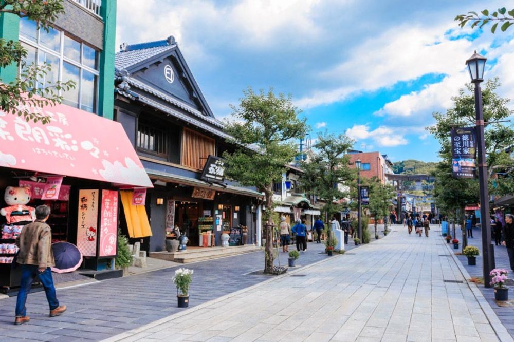 ถนนซันโด ฟุกุโอกะ ที่เต็มไปด้วยร้านค้าและร้านอาหาร