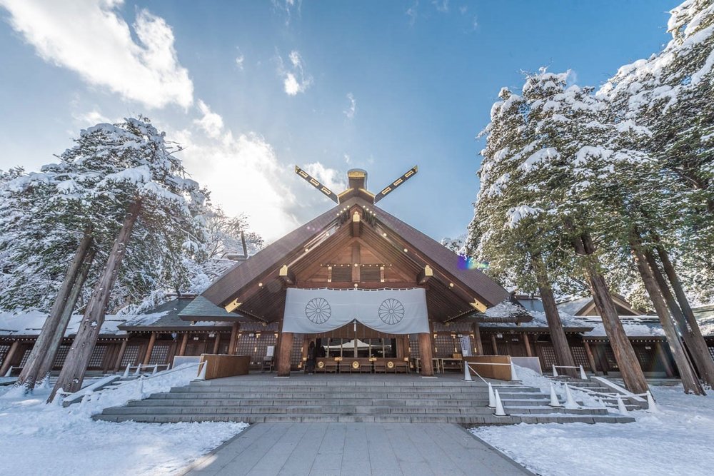 คู่มือท่องเที่ยวญี่ปุ่นของฮอกไกโดแบบง่าย โดยการบินตรงมาลงที่สนามบินนิวชิโตเสะ ต่อด้วยรถบัส หรือนั่งรถไฟ