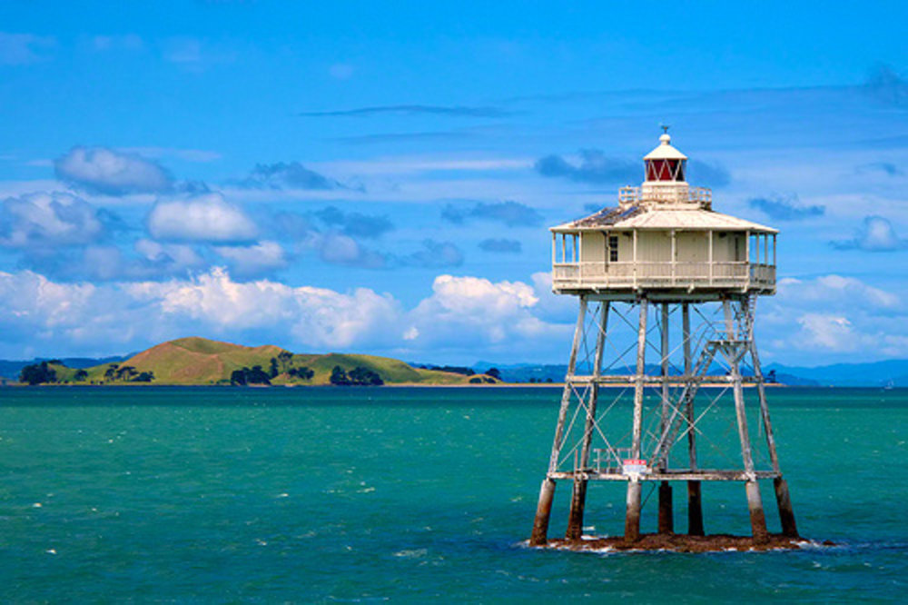 ขอบคุณรูปภาพจาก googlesite l สถานที่ท่องเที่ยวตอนเหนือของประเทศนิวซีแลนด์ ที่เมืองโอ๊คแลนด์ เกาะไวฮีกิ หรือเกาะไวน์ เต็มไปด้วยองุ่นและมะกอก 