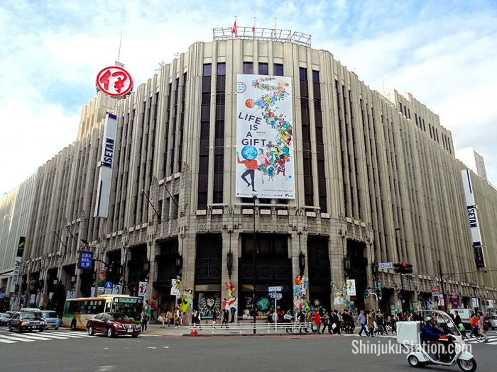 ห้างสรรพสินค้า Isetan Shinjuku Department Store ในย่านชินจูกุ ขอบคุณภาพจาก Shinjuku Station