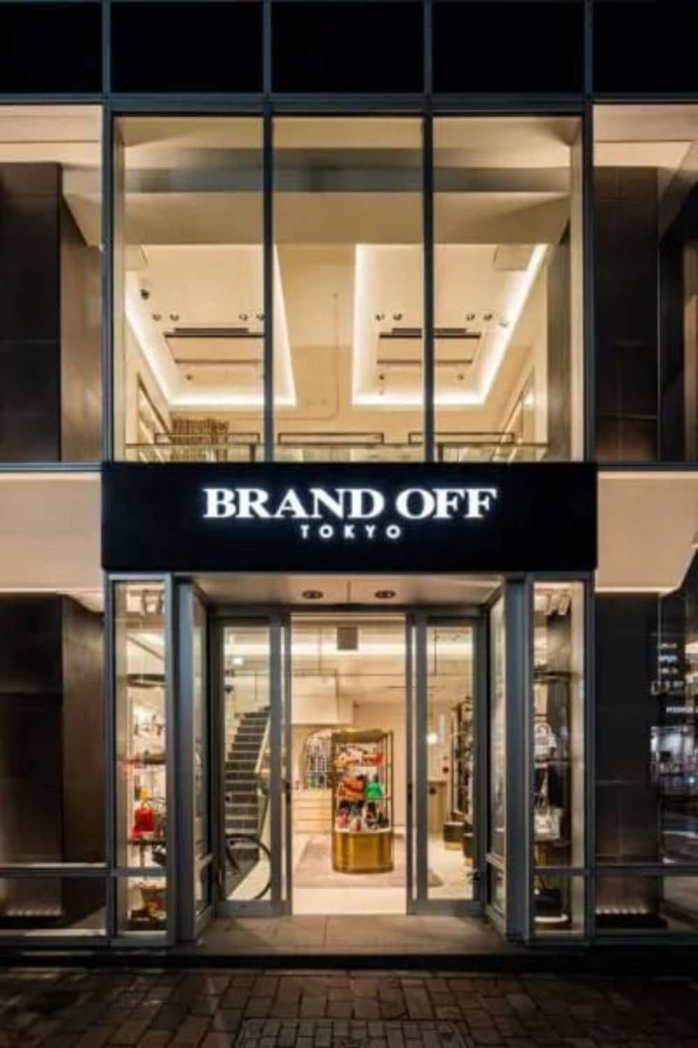 ร้านมือสอง BRAND OFF Shinjuku Nishiguchi