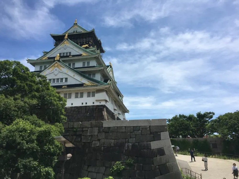 ชมใบไม้แดง ในวันที่อากาศสดใส เย็นสบายในฤดูใบไม้ร่วง ญี่ปุ่น