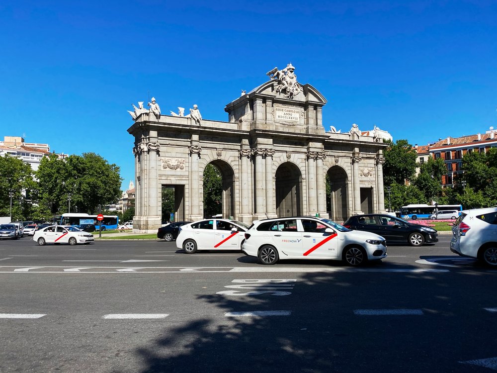 Puerta de Alcalá with lots of taxi cabs