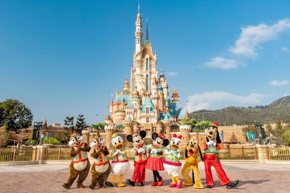 มาเล่นเครื่องเล่นสุดมันส์และถ่ายรูปกับตัวละครโปรดกันที่ Hong Kong Disneyland ดีกว่า